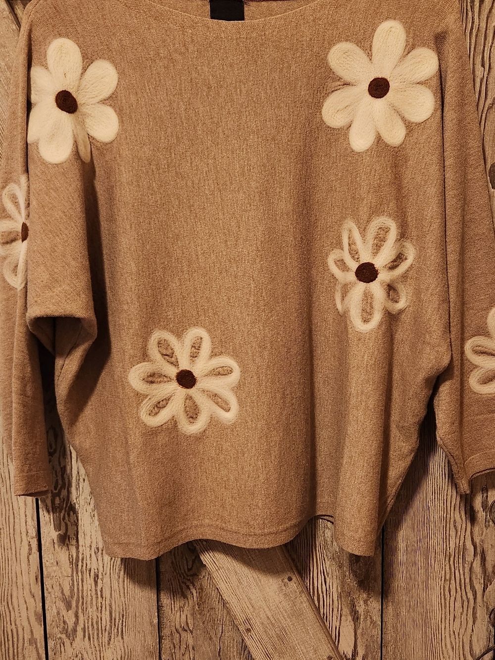 Aaeda Brand, Beige Floral Appliqué Women's Sweater. L - Picture 2 of 10